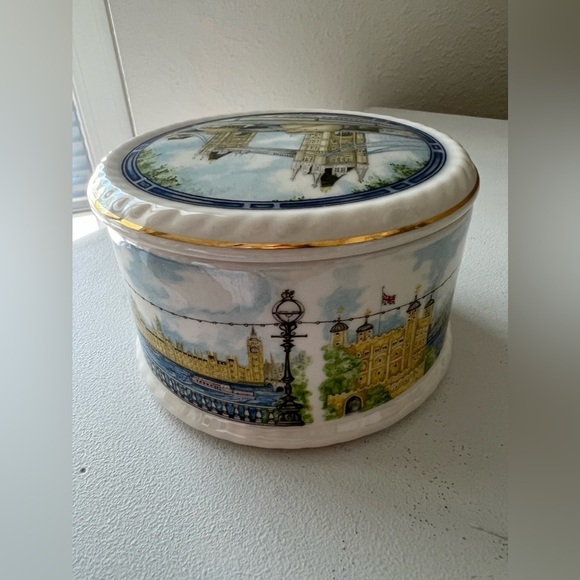 JAMES SADLER ENGLAND LIDDED PORCELAIN TRINKET BOX LONDON'S TOWER BRIDGE - Picture 1 of 6